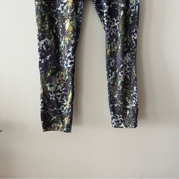 Lululemon Jet Crop Slim Joggers in Floral Sport White Multi Print - Picture 5 of 8